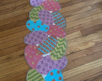 Mackenzie Childs - Camino de mesa con cuentas raras en azul, rosa y amarillo con forma de huevo de Pascua. ¡Impresionante! ¡Envío gratis! NUEVO