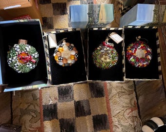 Mackenzie Childs set van 4 kransen Glazen kerstboomornament Nieuw in decoratieve doos Zeer moeilijk te vinden Gratis verzending de volgende dag