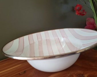 Bol grande para servir con diseño de cabaña de baño esmaltada de Mackenzie Childs - Descatalogado ~ Vintage ~ Raro. Más piezas disponibles. Rayas rosas y blancas.