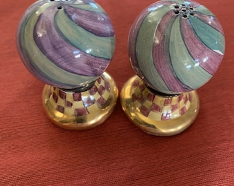 Saleros y pimenteros de cerámica hechos a mano de Mackenzie Childs, Torquay, en dorado, morado y verde. Otros artículos a juego disponibles. Pieza rara y difícil de encontrar.