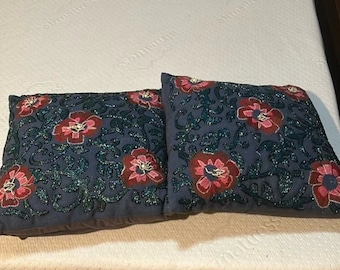 MacKenzie-Childs set van 2 kussens met kralen bloemen marineroze ontwerper Zeldzame en gepensioneerde decorateur zeer verfraaid Gratis verzending