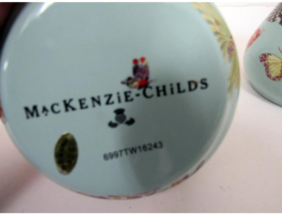 マッケンジー・チャイルズの青い蝶の上品なチェック柄のクリーマーと