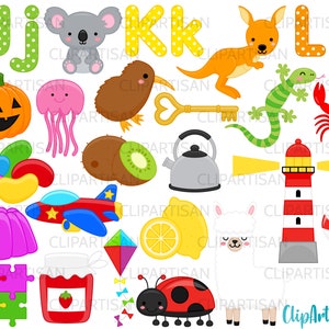 Puede incluir: Un conjunto de ilustraciones de letras del alfabeto de colores con varios objetos, incluyendo una calabaza, un kiwi, una tetera, un faro, una mariquita, una llama, un caramelo, una llave, un lagarto, una langosta, una medusa, un koala, un canguro, un avión, un limón, una piruleta, un tarro de mermelada, un rompecabezas y una cometa.