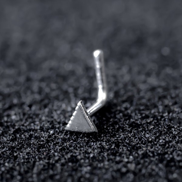 Clou de nez triangle 3mm en argent massif 925. Puce de nez geometrique. Cadeau geometrique. Clous argent. Piercing de nez triangle.