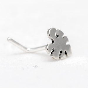 Monstera leaf hand cut 925 sterling silver nose stud. Plants lover gift. Tiny 6 mm Monstera stud. Green eco gift. Nose piercing L-shape post