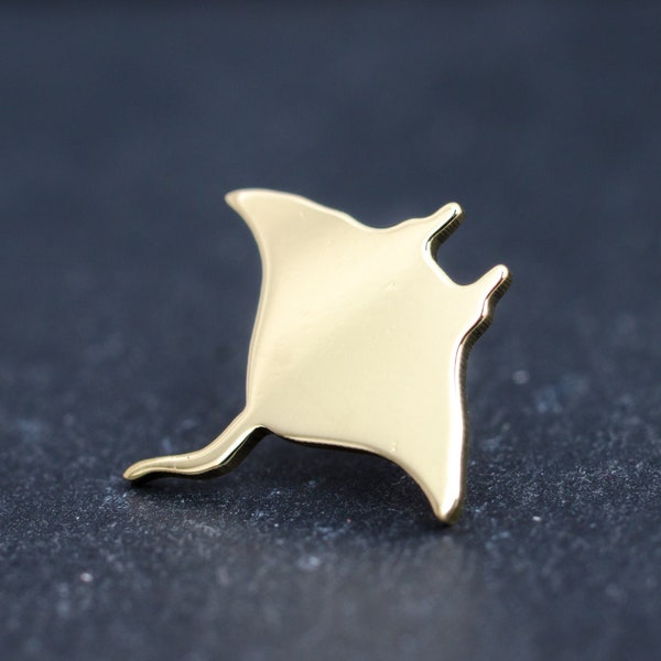 Pins raie Manta en laiton. Petit pins Manta finies à la main. Cadeau poisson. Clou Manta. Cadeau pour un plongeur.