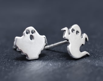 Small ghosts sterling silver stud earrings. Hand cut tiny ghosts studs. Cute horror lovers Halloween gift. Ghost lover gift. Halloween look.