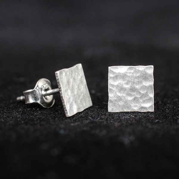 Petites boucles d'oreilles carrées 7 mm en argent martelé. Boucles d'oreilles argent. Clous carrees en argent 925. Puces geometriques.