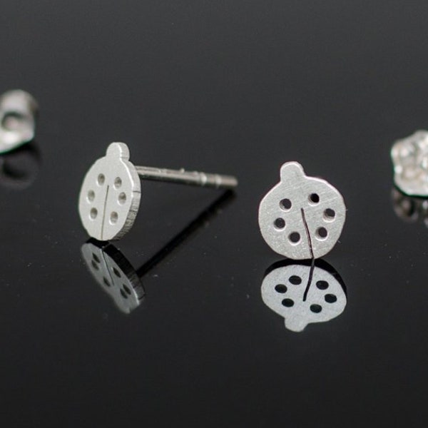 Boucles d'oreilles coccinelles en argent 925. Petites boucles d'oreilles puces découpés à la main.