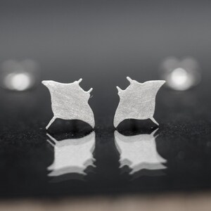 GENUINE NATURAL LARIMAR HAWAIIAN MANTA RAY LEVERBACK EARRINGS HEAVY 925 SILVER e