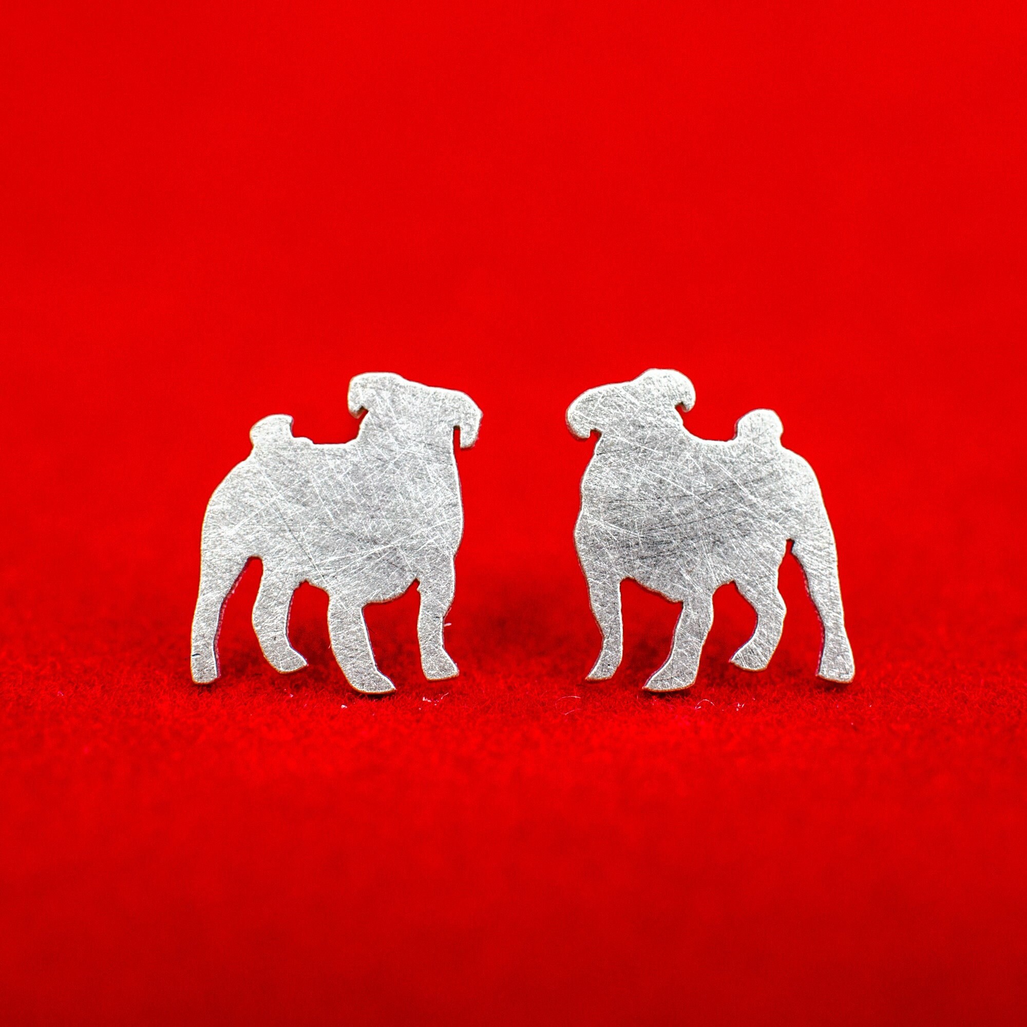Cute Pug dogs 925 sterling silver stud earrings. Hand cut tiny dog studs. Pug lovers gift. Pug studs. Small dog studs. Etsy Mexico
