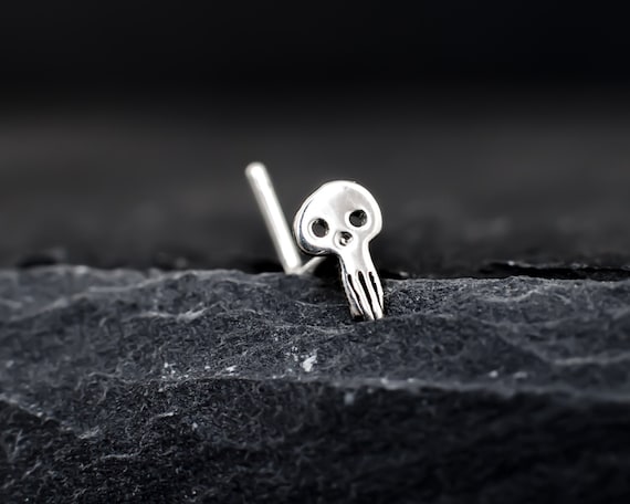 Skull nose shop piercing