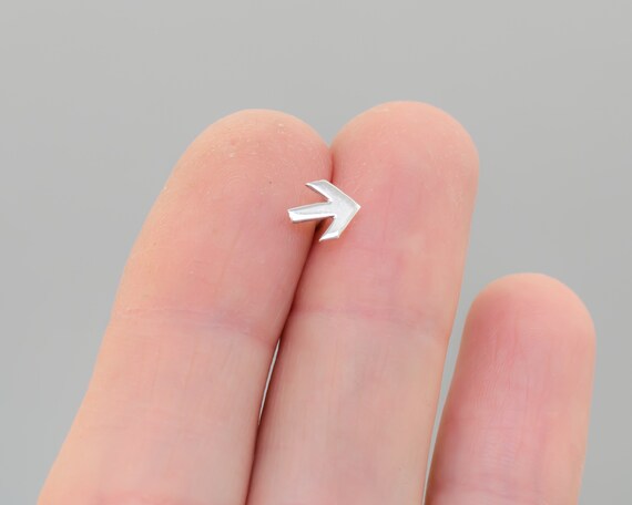 Nose stud with shop arrow end