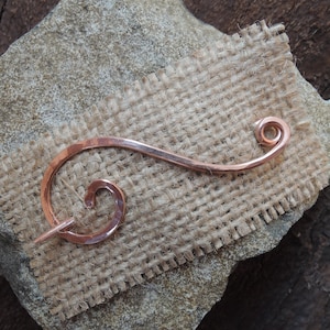 Épingle à châle en argent Épingle à châle ou à foulard moderne et minimaliste Broche en argent sterling, argent allemand, cuivre, laiton Épingle martelée de lignes simples Copper / Bare