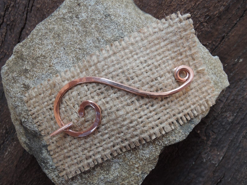 Épingle à châle en argent Épingle à châle ou à foulard moderne et minimaliste Broche en argent sterling, argent allemand, cuivre, laiton Épingle martelée de lignes simples Copper / Bare