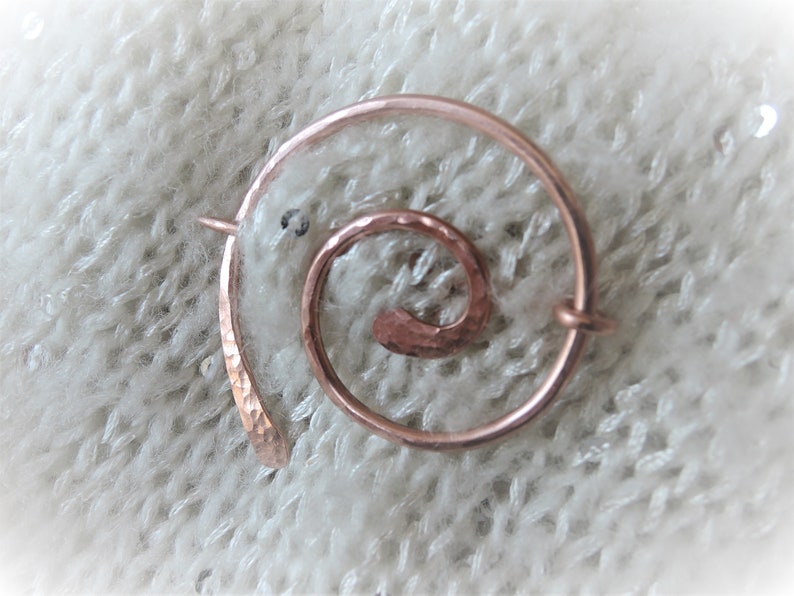 Zilveren sjaalspeld, sjaalspeld, hoedenspeld, vestclip, draadwikkel ronde spiraalbroche Sterling zilver Koper Minimalistisch Handgemaakt Copper/bare