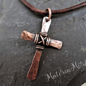 Gehamerd koperen kruis - uniseks koperen kruis heren - draadgewikkelde antieke koperen hanger - christelijke sieraden - rustiek kruisbeeld - leren koord