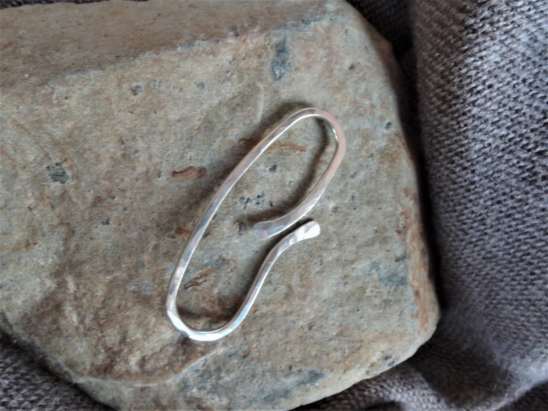 Silber Schalnadel Minimalistischer moderner Strickjackenverschluss Schalnadel Brosche aus Neusilber Sterlingsilber Kupfer Gehämmerte einfache Linien Nadel Bild 4