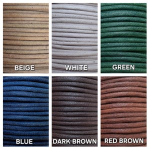 Pu&ograve; includere: Primo piano di sei bobine di cordoncino di cotone cerato in vari colori. I colori includono beige, bianco, verde, blu, marrone scuro e marrone rossiccio. Ogni bobina &egrave; etichettata con il rispettivo nome del colore in testo bianco.