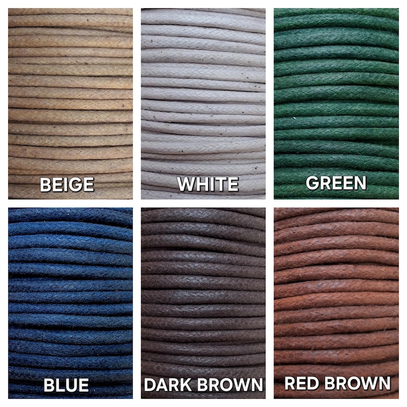 Pu&ograve; includere: Primo piano di sei bobine di cordoncino di cotone cerato in vari colori. I colori includono beige, bianco, verde, blu, marrone scuro e marrone rossiccio. Ogni bobina &egrave; etichettata con il rispettivo nome del colore in testo bianco.