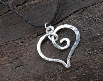 Collier coeur argenté - Bijoux en fil d'aluminium martelé - Pendentif amour - Gros coeur enveloppé de fil