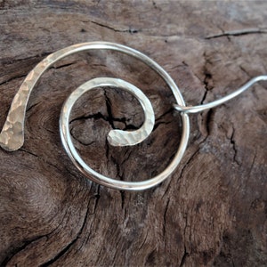 Silber Schalnadel, Schalnadel, Hutnadel, Cardigan Clip, Wire Wrap Runde Spirale Brosche Sterling Silber Kupfer Minimalist Handmade Bild 4