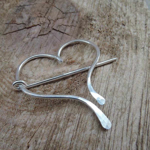 Épingle à châle penannular argentée, épingle à écharpe, épingle à chapeau, clip de cardigan, broche coeur minimaliste simple argent sterling cuivre allemand argent laiton