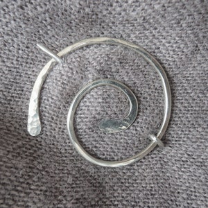 Silberne Schalnadel, Schalnadel, Hutnadel, Strickjackenklammer, runde Spiralbrosche aus Sterlingsilber, Kupfer, minimalistisch, handgefertigt German silver