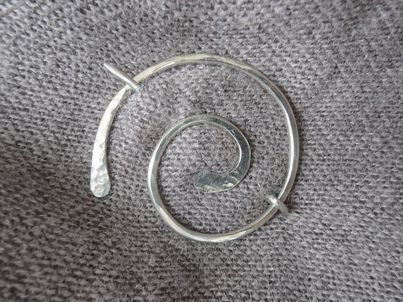 Épingle à châle en argent, épingle à foulard, épingle à chapeau, clip pour cardigan, broche en spirale ronde enroulée de fil de fer en argent sterling cuivre minimaliste fait main German silver