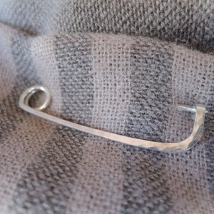 Spilla di sicurezza in argento Spilla da scialle / sciarpa / kilt moderna e minimalista Spilla in argento tedesco - Spilla classica con linee semplici e martellate