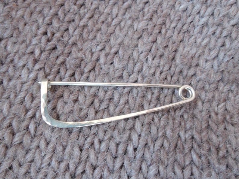 Épingle à nourrice en argent Épingle à châle / écharpe / kilt moderne minimaliste Broche en argent allemand Épingle classique martelée lignes simples image 3