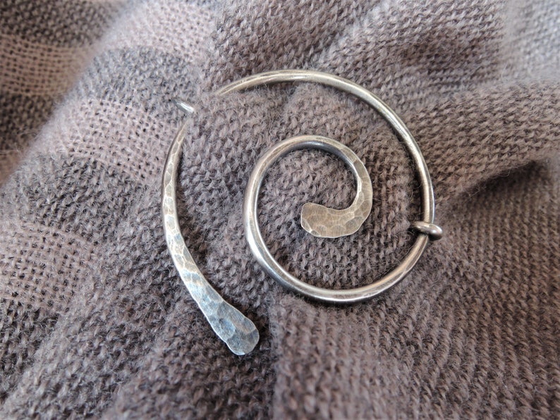 Épingle à châle en argent, épingle à foulard, épingle à chapeau, clip pour cardigan, broche en spirale ronde enroulée de fil de fer en argent sterling cuivre minimaliste fait main Sterling silver/aged