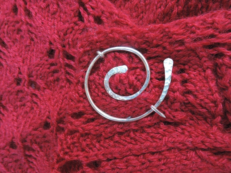 Silver shawl pin, scarf pin, hat pin, cardigan clip, wire wrap round spiral brooch Sterling silver Copper Minimalist Handmade zdjęcie 5