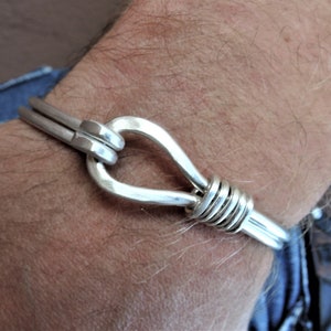 Minimalistische zilveren armband - Gehamerde sterlingzilveren armband - Lus en haak - Handgemaakte zilveren draadwikkelsieraden 925 - heren of dames