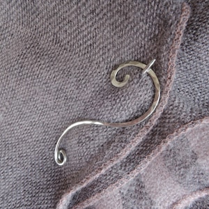 Épingle à châle en argent Épingle à châle ou à foulard moderne et minimaliste Broche en argent sterling, argent allemand, cuivre, laiton Épingle martelée de lignes simples image 3