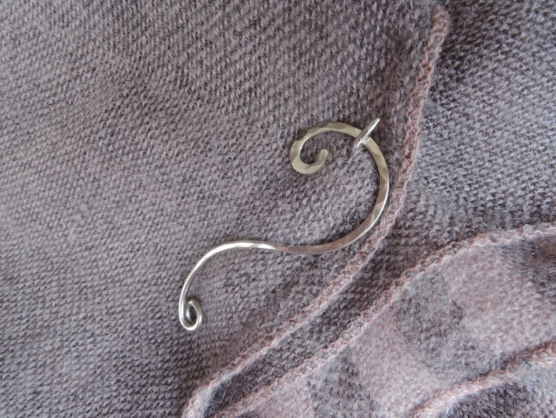 Épingle à châle en argent Épingle à châle ou à foulard moderne et minimaliste Broche en argent sterling, argent allemand, cuivre, laiton Épingle martelée de lignes simples image 3