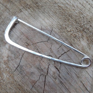 Épingle à nourrice en argent Épingle à châle / écharpe / kilt moderne minimaliste Broche en argent allemand Épingle classique martelée lignes simples Sterling / Bare