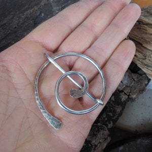 Épingle à châle en argent, épingle à foulard, épingle à chapeau, clip pour cardigan, broche en spirale ronde enroulée de fil de fer en argent sterling cuivre minimaliste fait main image 2