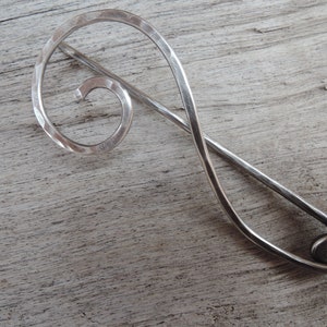 Épingle à châle en argent Épingle à châle ou à foulard moderne et minimaliste Broche en argent sterling, argent allemand, cuivre, laiton Épingle martelée de lignes simples Sterling / Antique