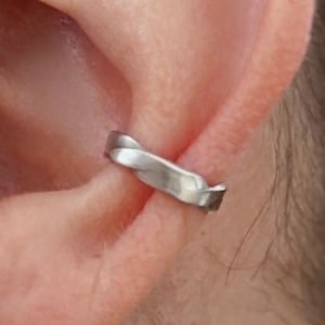 Vriden örhänge - Silver- eller kopparfärgad conch-örhänge - Herr unisex minimalistisk örhänge - Hamrad metall - ingen piercing behövs