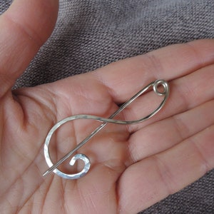 Épingle à châle en argent Épingle à châle ou à foulard moderne et minimaliste Broche en argent sterling, argent allemand, cuivre, laiton Épingle martelée de lignes simples image 4