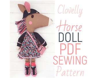 Poupée en tissu « Clovelly » avec vêtements : patron de couture PDF et tutoriel photo à télécharger.