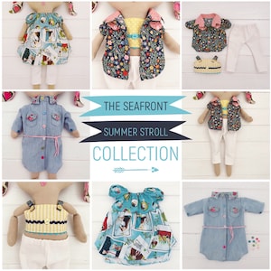 Puede incluir: Una colección de ropa de muñeca para una muñeca con una camisa vaquera, una camisa de estampado floral, una chaqueta de estampado floral, un vestido azul y blanco, un top sin mangas amarillo y blanco, un pantalón blanco y unos pantalones cortos blancos. El texto "The Seafront Summer Stroll Collection" se muestra en una pancarta azul y blanca.
