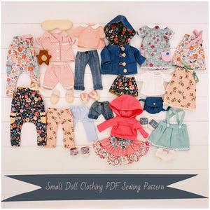 Op de afbeelding: Een collectie miniatuur poppenkleding inclusief broeken met patronen, shirts, een spijkerjasje met capuchon, een roze hoodie, rokjes en accessoires. Een donkere banner onderaan toont de tekst: Small Doll Clothing PDF Sewing Pattern.