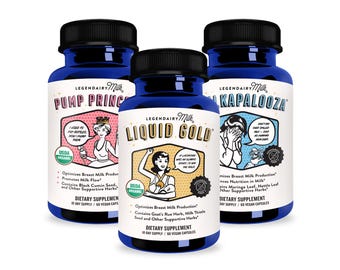 Puede incluir: Tres botellas azules de suplementos dietéticos con etiquetas coloridas e ilustraciones de dibujos animados. Las botellas están etiquetadas como "Pump Princess", "Liquid Gold" y "Kapalooza". Cada botella tiene un sello USDA Organic y un símbolo vegano.