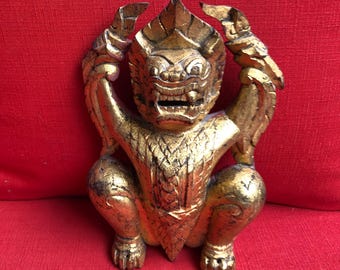 Antyczna, ręcznie rzeźbiona, drewniana, złota figurka ścienna „Garuda” z Tajlandii, z czerwonym tyłem, 10x7x2"