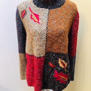 Suéter túnica de cuello alto con mangas largas y estampado de patchwork de otoño con hojas en verde, naranja, dorado y beige. Talla XL.