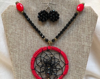 Vente!! Nouveau collier de perles en verre rouge et noir vintage fait à la main avec ensemble de pendentif attrape-rêves