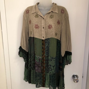Young Threads Sz L Grün & Hellbraun Abgestufte Gestickte 3/4 Ärmel Button-down Babydoll Tunika Top
