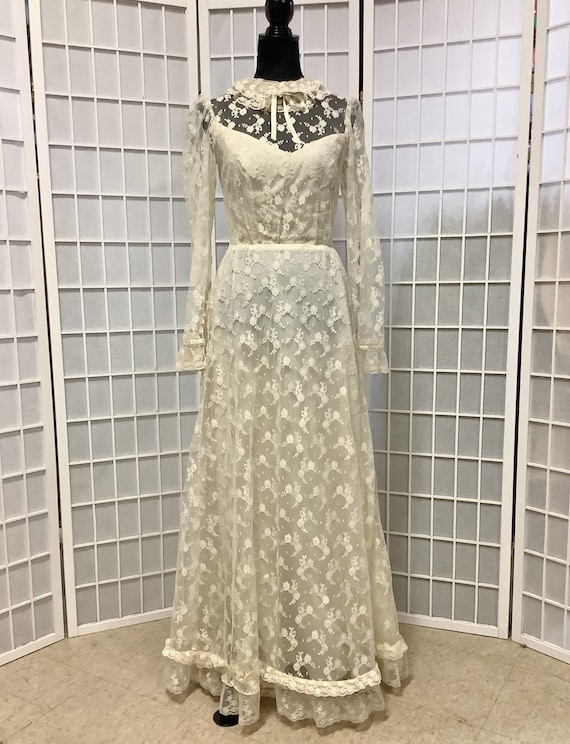 Gorgeous 1970s Ivory Lace Wedding Gown With Detach